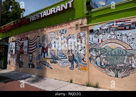 Vue sur la Calle Ocho dans le district de Little Havana à Miami, Floride, USA avec graffiti sur mur de restaurant Banque D'Images