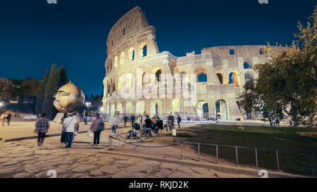 Colisée romain et les touristes la nuit à Rome, Italie, les gens flous Banque D'Images