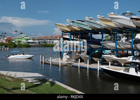 Marina à Sarasota, Floride, États-Unis d'Amérique avec de petits bateaux dans l'entreposage Banque D'Images