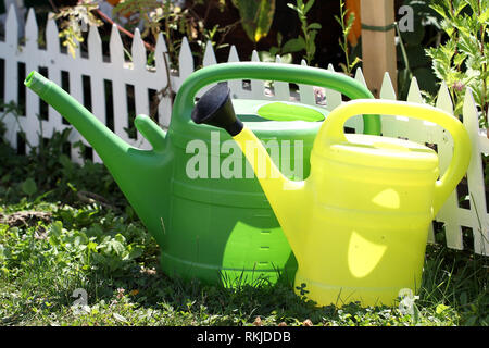 L'arrosage de jardin peut se dresse à la clôture décorative Banque D'Images