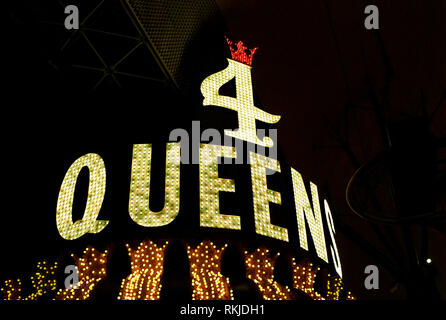 Las Vegas, Nevada - 06 juillet 2009 : Le Golden en néon allumé au-dessus de l'entrée des quatre reines Casino dans le monde célèbre Freemont Street. Banque D'Images