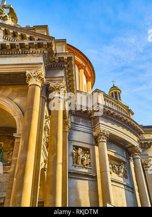 Détail de la façade de la Chiesa Prepositurale di Santa Maria Immacolata delle Grazie église. Vue depuis la rue Viale Papa Giovanni XXIII. Bergame Italie Banque D'Images