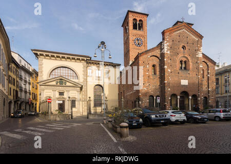 Biblioteca & galerie d'art Pinacoteca Ambrosiana Milan, façade sur la place Piazza San Sepolcro carré avec l'église de San Sepolcro Banque D'Images