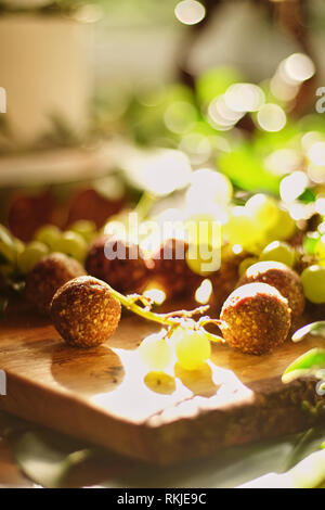 Close-up, végétarien, avec des raisins bonbons de coco, table de mariage sur la table avec des rayons Banque D'Images
