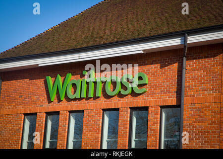 Supermarché Waitrose logo sur des passants à Henley-on-Thames, Oxfordshire. Banque D'Images