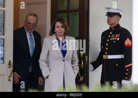 La Présidente de la Chambre Nancy Pelosi, démocrate de Californie, et le leader de l'opposition au Sénat Chuck Schumer, Démocrates de New York, à quitter la Maison Blanche après une rencontre avec le président américain, Donald Trump à la Maison Blanche à Washington, DC, le 4 janvier 2019. Banque D'Images