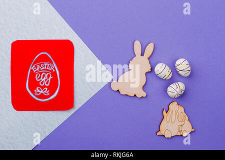 Découpes de lapin de contreplaqué et d'œufs. Banque D'Images