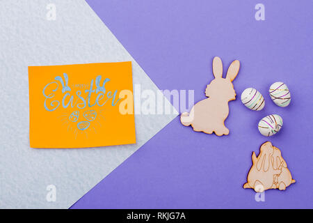 Pâques à la main articles de décor, vue du dessus. Banque D'Images