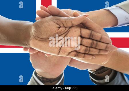 Drapeau de l'Islande, de l'intégration d'un groupe multiculturel de jeunes. Banque D'Images