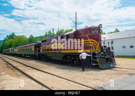 Conway Scenic Railroad EMD GP7 n°573 en Station dans la ville de Bartlett Bartlett, New Hampshire, USA. Banque D'Images