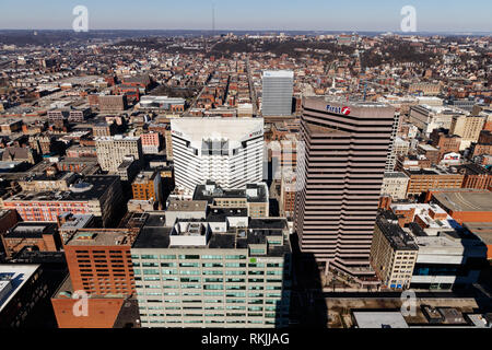 Cincinnati - Circa 2019 Février : Cincinnati Downtown Skyline sur une journée ensoleillée, y compris le Macy's, Kroger, et Huntington Bank Towers II Banque D'Images