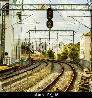 Lignes de chemin de fer ou les voies de câbles électriques aériens Norvège Scandinavie Banque D'Images