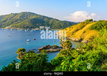 Tropical Bay à Naiharn et Ao Sane beach avec des bateaux à destination de moulins, Paradise Beach, Thaïlande Banque D'Images