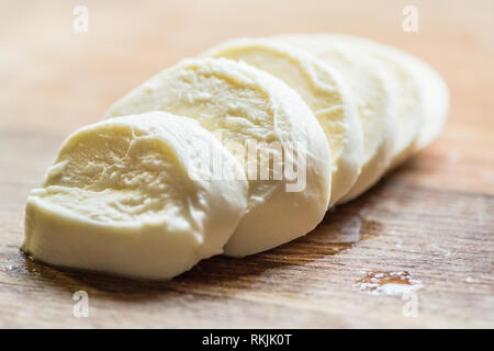 Tranches de fromage mozzarella de buffle sur fond de bois. Close-up. Banque D'Images