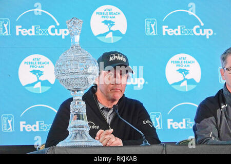 Pebble Beach Golf Links, Californie, USA. 11 Février, 2019 Pebble Beach Golf Links, CA, USA Lauréat Phil Mickleson parle avec la presse après l'arrivée lundi dernier tour, à Pebble Beach Golf Course à l'AT&T, à Pebble Beach Pro-Am Crédit : Motofoto/Alamy Live News Banque D'Images