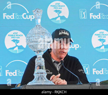 Pebble Beach Golf Links, Californie, USA. 11 Février, 2019 Pebble Beach Golf Links, CA, USA Lauréat Phil Mickleson parle avec la presse après l'arrivée lundi dernier tour, à Pebble Beach Golf Course à l'AT&T, à Pebble Beach Pro-Am Crédit : Motofoto/Alamy Live News Banque D'Images