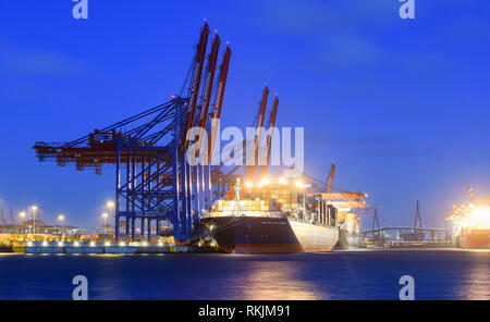 Hambourg, Allemagne. Feb 11, 2019. Le porte-conteneurs CMA CGM 'Jules Verne' se trouve au crépuscule au container terminal Burchardkai. Crédit : Daniel Reinhardt/dpa/Alamy Live News Banque D'Images