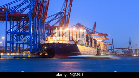 Hambourg, Allemagne. Feb 11, 2019. Le porte-conteneurs CMA CGM 'Jules Verne' se trouve au crépuscule au container terminal Burchardkai. Crédit : Daniel Reinhardt/dpa/Alamy Live News Banque D'Images