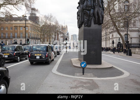 Londres, Royaume-Uni. 11 février 2019. Les chauffeurs de taxi autorisés de Londres immobilisent aujourd'hui la circulation autour de Parliament Square, Westminster, Londres, pour protester contre les politiques du transport pour Londres (TfL). Credit: Joe Kuis / Alamy Live News Banque D'Images