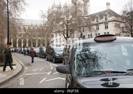 Londres, Royaume-Uni. 11 février 2019. Taxis toujours debout dans l'action de protestation à Londres crédit : Joe Kuis / Alamy Live News Banque D'Images