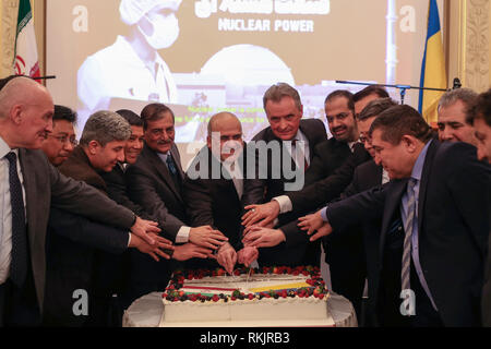 Kiev, Ukraine. Feb 11, 2019. Manouchehr Moradi (milieu gauche) l'Ambassadeur d'Iran et Leonid Kazachenko, chef du groupe parlementaire d'amitié de l'Ukraine et l'Iran (au milieu à droite) avec d'autres diplomates sont vu couper le gâteau du 40e anniversaire de la victoire de la révolution islamique d'Iran au cours d'un événement d'hébergement par l'ambassade de la République islamique d'Iran à Kiev. Credit : Mohammad Javad/Abjoushak SOPA Images/ZUMA/Alamy Fil Live News Banque D'Images