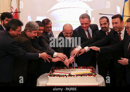 Kiev, Ukraine. Feb 11, 2019. Manouchehr Moradi (milieu gauche) l'Ambassadeur d'Iran et Leonid Kazachenko, chef du groupe parlementaire d'amitié de l'Ukraine et l'Iran (au milieu à droite) avec d'autres diplomates sont vu couper le gâteau du 40e anniversaire de la victoire de la révolution islamique d'Iran au cours d'un événement d'hébergement par l'ambassade de la République islamique d'Iran à Kiev. Credit : Mohammad Javad/Abjoushak SOPA Images/ZUMA/Alamy Fil Live News Banque D'Images