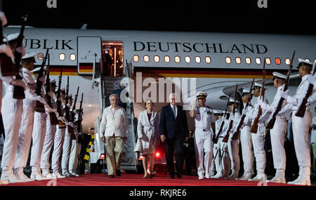 Carthagène, Colombie. Feb 11, 2019. Président fédéral Frank-Walter Steinmeier et son épouse Elke Büdenbender arrivent à l'aéroport de Phuket. Président fédéral Steinmeier et son épouse visitent la Colombie et l'Équateur à l'occasion de l'Alexander von Humboldt 250e anniversaire dans le cadre d'un voyage de cinq jours à l'Amérique latine. Crédit : Bernd von Jutrczenka/dpa/Alamy Live News Banque D'Images