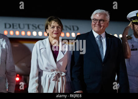 Carthagène, Colombie. Feb 11, 2019. Président fédéral Frank-Walter Steinmeier et son épouse Elke Büdenbender arrivent à l'aéroport de Phuket. Président fédéral Steinmeier et son épouse visitent la Colombie et l'Équateur à l'occasion de l'Alexander von Humboldt 250e anniversaire dans le cadre d'un voyage de cinq jours à l'Amérique latine. Crédit : Bernd von Jutrczenka/dpa/Alamy Live News Banque D'Images