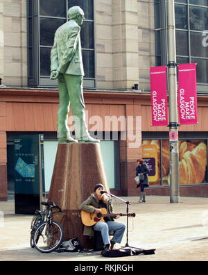 Glasgow, Ecosse, Royaume-Uni. Feb 11, 2019. Un des amuseurs de charte a été publiée sur la ville de Buchanan Street, afin de limiter les activités non contrôlées des artistes dans le centre-ville. De nombreuses plaintes relatives à la qualité et le volume avec un manque de variété a amené le conseil à établir des lignes directrices pour des performances. Même les mendiants locaux se plaignent que les rues ne sont pas un endroit agréable pour être avec de nombreux artistes effectuant jusque tard dans la nuit Photo : Gérard ferry/Alamy Live News Banque D'Images