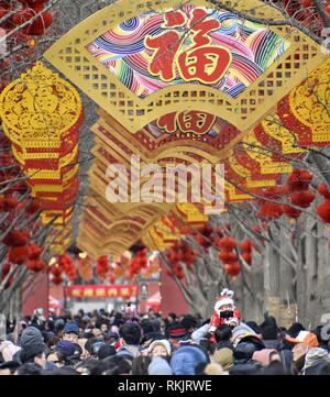 Beijing, Chine. Feb 9, 2019. On visite un temple juste au Parc Ditan à Beijing, capitale de Chine, le 9 février 2019. L'industrie du tourisme de la Chine a vu une croissance robuste dans les recettes et le nombre de visiteurs au cours de la semaine du Festival du printemps, selon les données de l'Académie du tourisme chinois. La Chine a enregistré un total de 415 millions de voyages effectués par les touristes et rapporté 513,9 milliards de yuans (76,14 milliards de dollars américains) en recettes touristiques entre le 4 février à 10, soit une hausse de 7,6  % et 8,2  %, respectivement, d'année en année. Crédit : Li Xin/Xinhua/Alamy Live News Banque D'Images