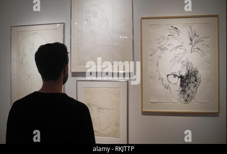 New York, USA. 24 Jan, 2019. Un visiteur se trouve en face de dessins d'oeuvres d'Andy Warhol dans l'exposition 'à la main' à l'académie de New York de l'article sur l'affichage sont deux portraits de Mick Jagger, un autoportrait et un portrait de Man Ray (UZS). (Dpa 'au lieu d'impression de l'écran : les dessins d'Andy Warhol à New York') Credit : Johannes Schmitt-Tegge/DPA - ATTENTION : Pour un usage éditorial uniquement dans le cadre de la couverture de l'exposition/dpa/Alamy Live News Banque D'Images