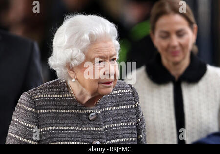 Kings Lynn, Norfolk, Royaume-Uni. Feb 11 2019. Sa Majesté la Reine Elizabeth II arrive à attraper un train de Kings Lynn à Londres, à la fin de sa maison de vacances de Noël annuel à Sandringham, Norfolk. Il n'est pas rare que le monarque d'utiliser les transports publics lorsqu'elle voyage à Kings Lynn. Sa Majesté la Reine Elizabeth II au départ de Kings Lynn en train à Kings Lynn, Norfolk, UK, le 11 février 2019. Crédit : Paul Marriott/Alamy Live News Banque D'Images