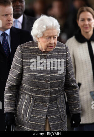 Kings Lynn, Norfolk, Royaume-Uni. Feb 11 2019. Sa Majesté la Reine Elizabeth II arrive à attraper un train de Kings Lynn à Londres, à la fin de sa maison de vacances de Noël annuel à Sandringham, Norfolk. Il n'est pas rare que le monarque d'utiliser les transports publics lorsqu'elle voyage à Kings Lynn. Sa Majesté la Reine Elizabeth II au départ de Kings Lynn en train à Kings Lynn, Norfolk, UK, le 11 février 2019. Crédit : Paul Marriott/Alamy Live News Banque D'Images