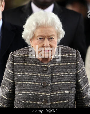 Kings Lynn, Norfolk, Royaume-Uni. Feb 11 2019. Sa Majesté la Reine Elizabeth II arrive à attraper un train de Kings Lynn à Londres, à la fin de sa maison de vacances de Noël annuel à Sandringham, Norfolk. Il n'est pas rare que le monarque d'utiliser les transports publics lorsqu'elle voyage à Kings Lynn. Sa Majesté la Reine Elizabeth II au départ de Kings Lynn en train à Kings Lynn, Norfolk, UK, le 11 février 2019. Crédit : Paul Marriott/Alamy Live News Banque D'Images