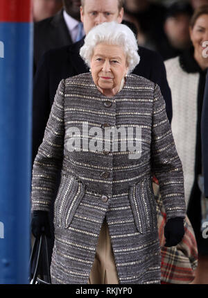 Kings Lynn, Norfolk, Royaume-Uni. Feb 11 2019. Sa Majesté la Reine Elizabeth II arrive à attraper un train de Kings Lynn à Londres, à la fin de sa maison de vacances de Noël annuel à Sandringham, Norfolk. Il n'est pas rare que le monarque d'utiliser les transports publics lorsqu'elle voyage à Kings Lynn. Sa Majesté la Reine Elizabeth II au départ de Kings Lynn en train à Kings Lynn, Norfolk, UK, le 11 février 2019. Crédit : Paul Marriott/Alamy Live News Banque D'Images