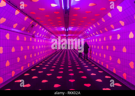Rotterdam, Pays-Bas - 12 Février 2019 : Tunnel de l'amour est un projet par les artistes néerlandais Vollaerszwart pour célébrer le 77 anniversaire du Maastunnel à Rotterdam pour la Saint-Valentin Crédit : Peter de Kievith/Alamy Live News Banque D'Images