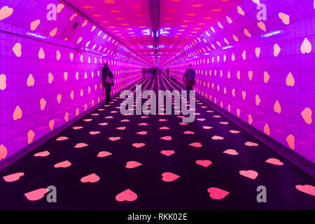 Rotterdam, Pays-Bas - 12 Février 2019 : Tunnel de l'amour est un projet par les artistes néerlandais Vollaerszwart pour célébrer le 77 anniversaire du Maastunnel à Rotterdam pour la Saint-Valentin Crédit : Peter de Kievith/Alamy Live News Banque D'Images