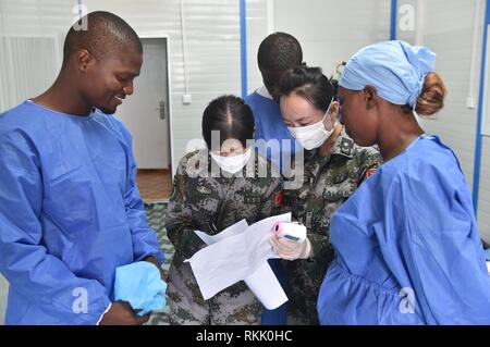 (190212) -- BEIJING, 12 février 2019 (Xinhua) -- les travailleurs médicaux locaux reçoivent une formation de médecins chinois sur le traitement d'Ebola à Monrovia, Libéria, le 3 décembre 2014. (Xinhua/Yang Guoyu) Banque D'Images