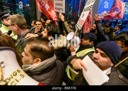 Londres, Royaume-Uni. 11 février 2019. Les conducteurs de voitures privées de protestation devant l'Hôtel de Ville contre la TfL imposant la congestion charge qui opère une discrimination inéquitable envers eux comme des taxis noirs resteront exonérées. Ils accusent la TfL de discrimination contre les conducteurs de voitures privées qui sont en grande partie de Noirs, Asiatiques et des groupes ethniques minoritaires. Après avoir bloqué les deux chaussées de London Bridge en garant leur véhicule et ils les ont laissés ont marché à une protestation bruyante à l'Hôtel de Ville. Peter Marshall/Alamy Live News Banque D'Images