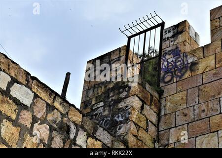 Izmir, Turquie. 28 janvier, 2019. Le Graffiti s'affichent sur les murs d'Genoese-Ottoman cinq portes château dans la vieille ville. Altan Crédit : Gochre | worldwide/dpa/Alamy Live News Banque D'Images