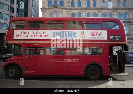 Londres, Royaume-Uni. 11 février 2019. Routemaster bus rouge du patrimoine avec orchestre, fonctionne encore tous les jours entre Trafalgar Square et la Tour de Londres, jusqu'au 1er mars de cette année, quand le bus ne fonctionne qu'en fin de semaine. Crédit : Joe Keurig / Alamy Live News Banque D'Images