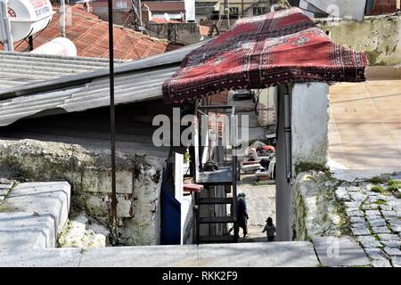 Izmir, Turquie. 23 Jan, 2019. Une vieille femme et une petite fille descendre une échelle. Altan Crédit : Gochre | worldwide/dpa/Alamy Live News Banque D'Images