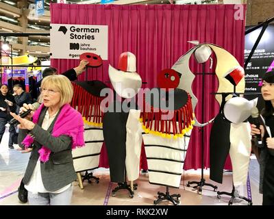 Taipeh, Taiwan. Feb 11, 2019. Bärbel Becker (l), Chef de projets internationaux au salon du livre de Francfort Foire du livre, explique le pavillon allemand à la Foire internationale du livre à la presse. Avec 'Histoires', de l'Allemagne présentera lui-même la semaine prochaine comme invité d'honneur à la foire internationale du livre de Taipei. Credit : Yu-Tzu Chiu/dpa/Alamy Live News Banque D'Images