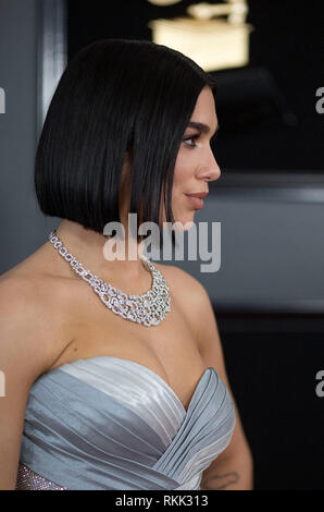 Los Angeles, USA. 12 Février, 2019. Dua Lipa arrive pour la 61e cérémonie des Grammy Awards qui a eu lieu à Los Angeles, aux États-Unis, le 10 février 2019. Source : Xinhua/Alamy Live News Banque D'Images