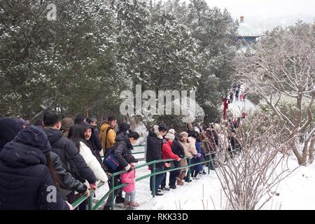 (190212) -- BEIJING, 12 février 2019 (Xinhua) -- Les visiteurs voir les paysages enneigés au Parc Jingshan à Beijing, capitale de la Chine, 10 févr. 12, 2019. Une chute de neige a frappé Beijing mardi. (Xinhua/Zhang Haofu) Banque D'Images