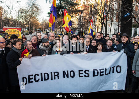 Madrid, Espagne. 12 févr., 2019. Le président du parlement régional catalan Roger Torrent (M) et président de la Catalogne Quim Torra (MR) au cours d'une manifestation près de la Cour suprême comme procès de pro-indépendance des dirigeants Catalan commence. Banner se lit "à décider n'est pas un crime". Credit : Marcos del Mazo/Alamy Live News Banque D'Images