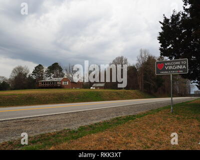 Bienvenue à 'Virginia' signe sur le côté d'une route entre Caroline du Nord et Virginie - USA Banque D'Images