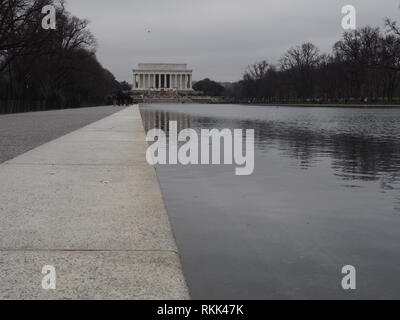 Miroir d'eau et la longue promenade d'Ormes au Lincoln Memorial à Washington DC - USA Banque D'Images