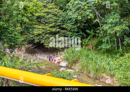 La famille autochtones laver les vêtements dans la rivière, l'État de Oaxaca, Mexique, Amérique du Nord Banque D'Images