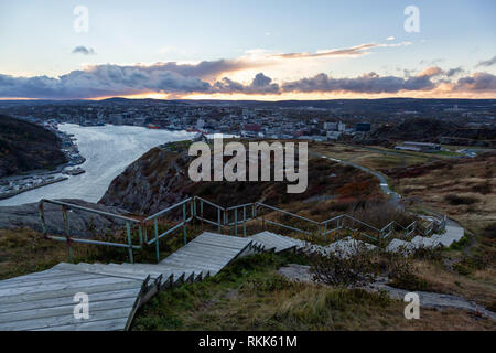 Vue du coucher de soleil depuis le sommet de lieu historique national de Signal Hill. Prises à Saint-Jean, Terre-Neuve, Canada Banque D'Images